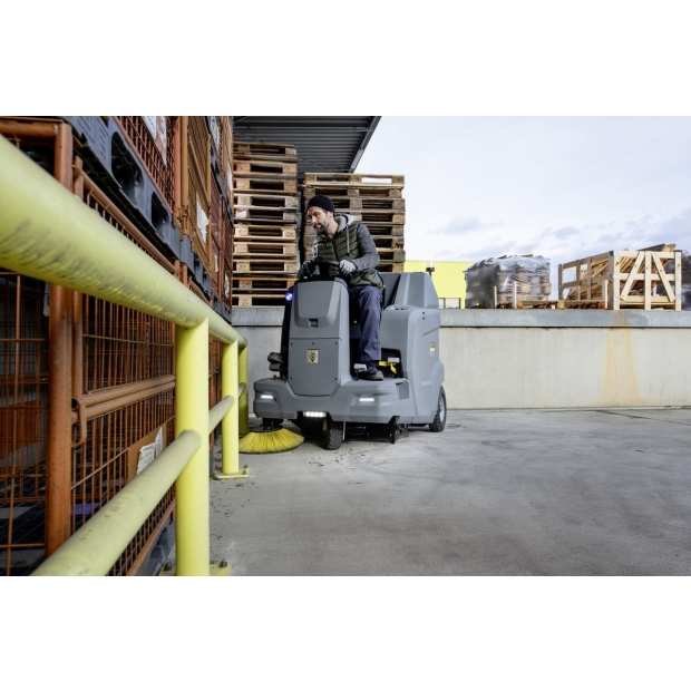 KM 100120 R Bp ride-on vacuum sweeper2.jpg