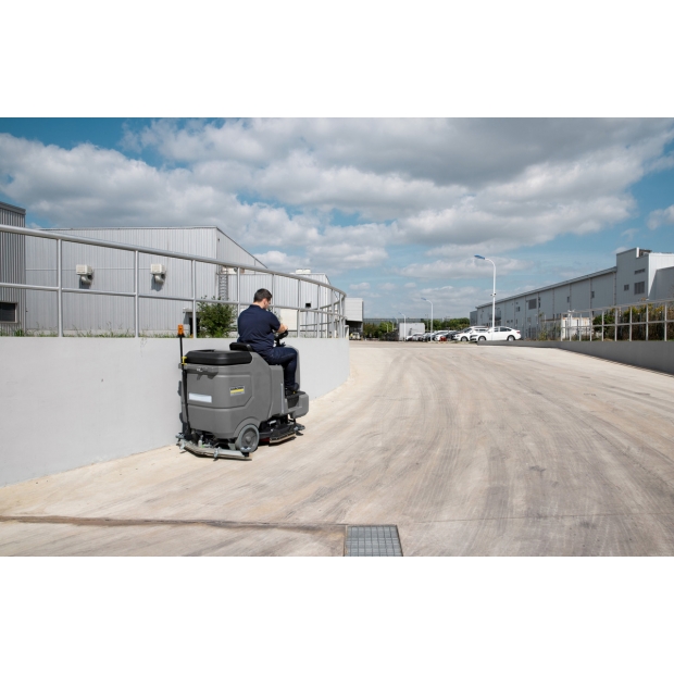 ride-on scrubber drier with disc brush6.jpg