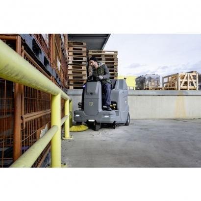 KM 100120 R Bp ride-on vacuum sweeper2.jpg KM 100120 R Bp ride-on vacuum sweeper2.jpg