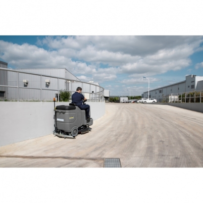 ride-on scrubber drier with disc brush6.jpg ride-on scrubber drier with disc brush6.jpg